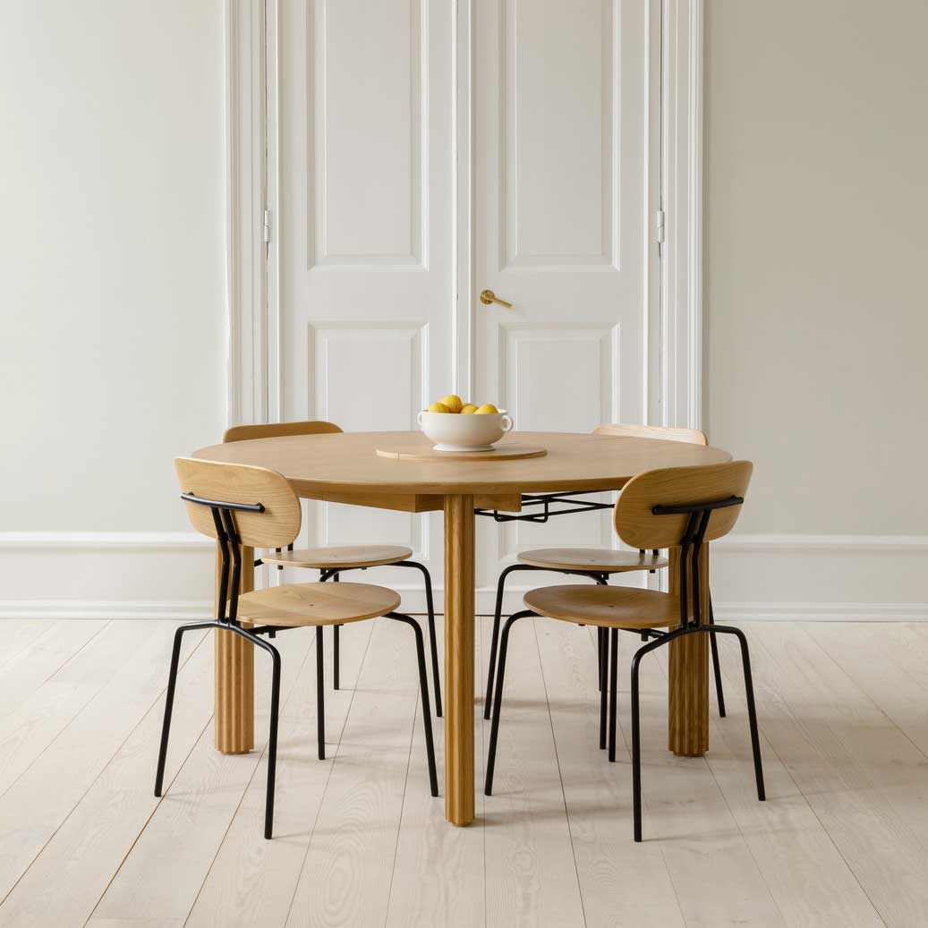 Umage Comfort Circle Table with Extension and Curious Chairs
