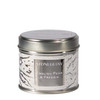 A bouquet of sweet-smelling freesias, white jasmine and roses mingle with ripened pears, patchouli and a splash of bergamot for an opulent aroma experience.