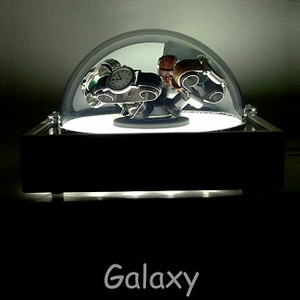 Impressive display of up to four watches under a protective dome. Impressive display of up to four watches under a protective dome.