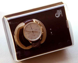 Protects your watch while travelling. Protects your watch while travelling.
