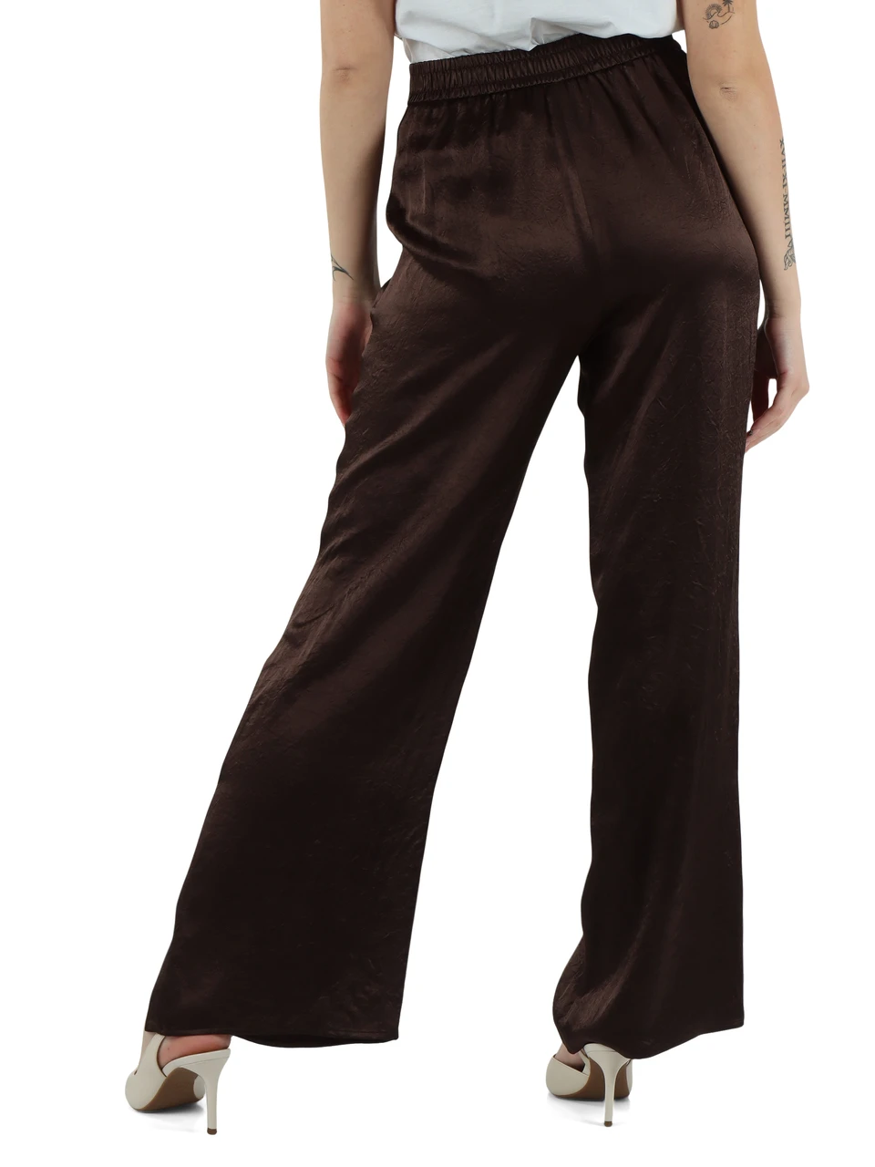 MARRONE | Pantalone gamba larga in satin effetto stropicciato
