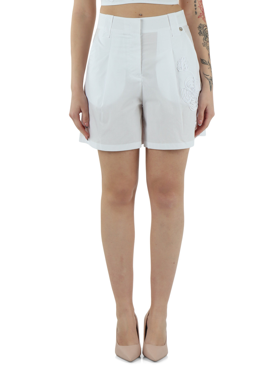 BIANCO | Shorts in popeline con ricami a rilievo