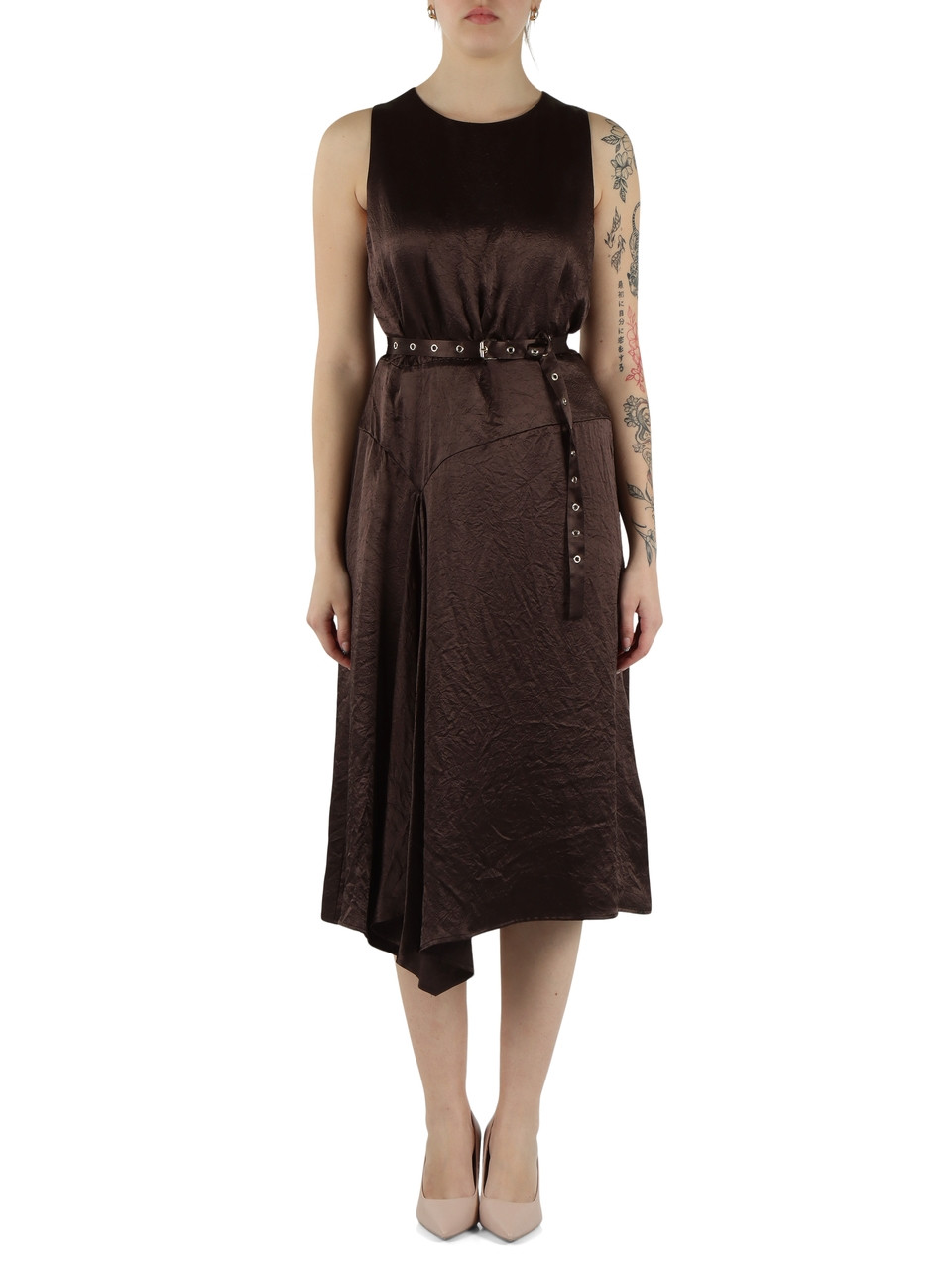 MARRONE | Abito in satin effetto stropicciato con cintura