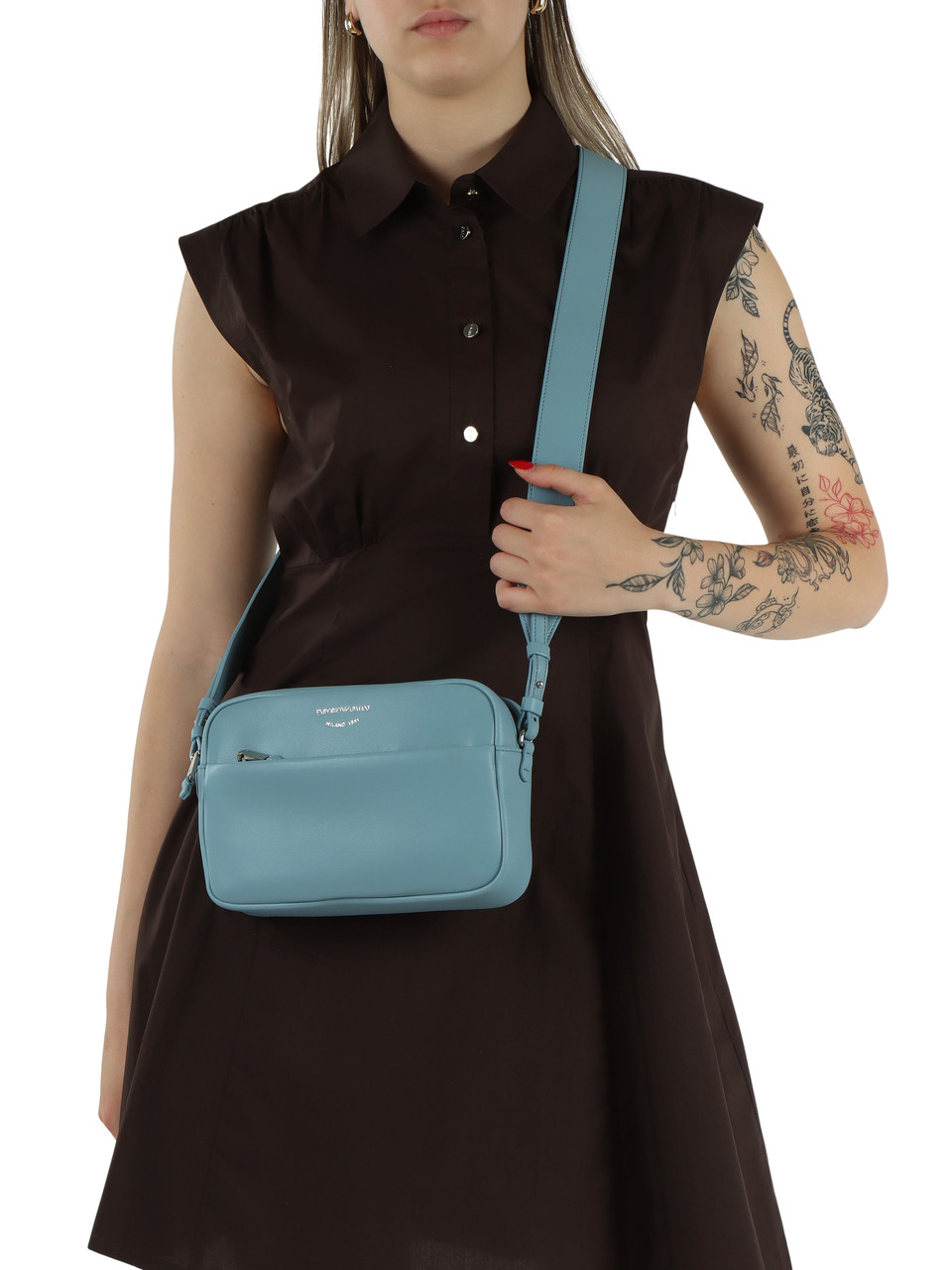 Puderblau | Umhängetasche aus Leder mit geprägtem Logo