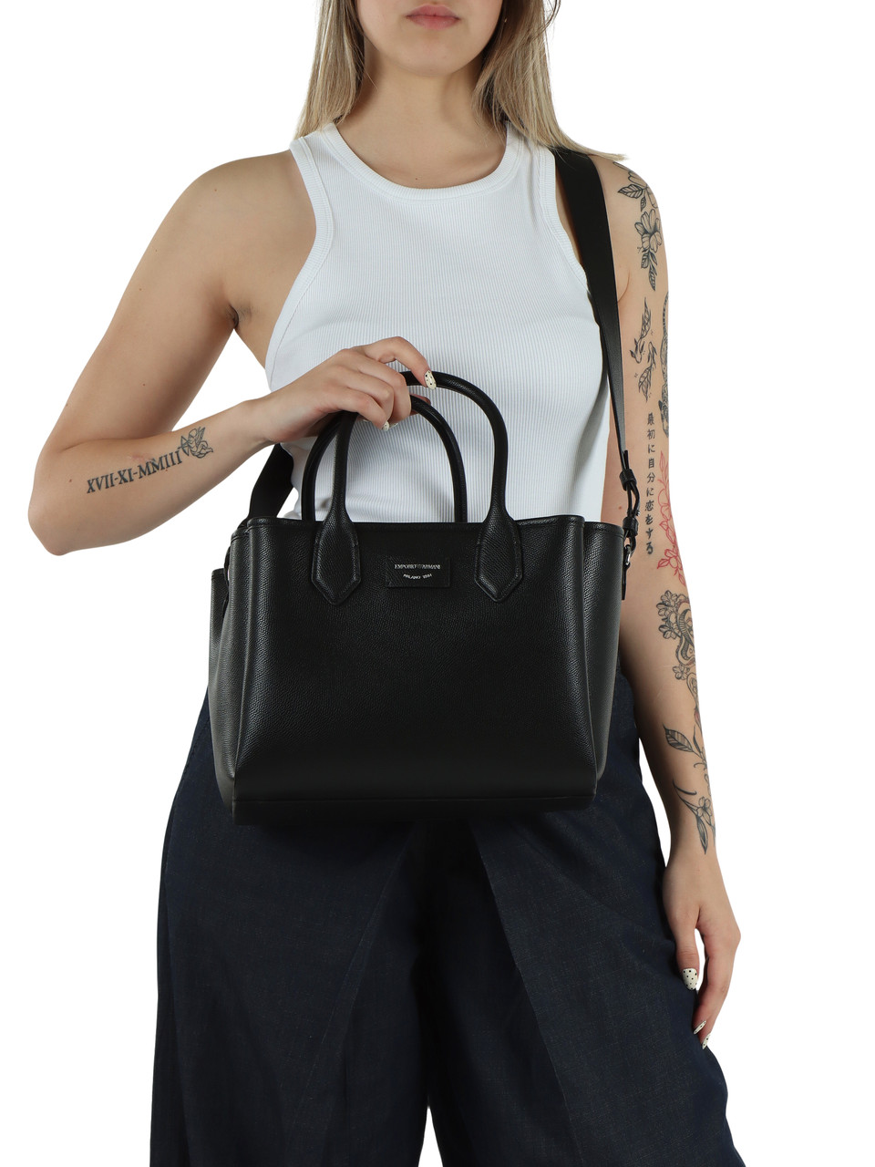SCHWARZ | Handtasche mit Logo-Patch auf der Vorderseite