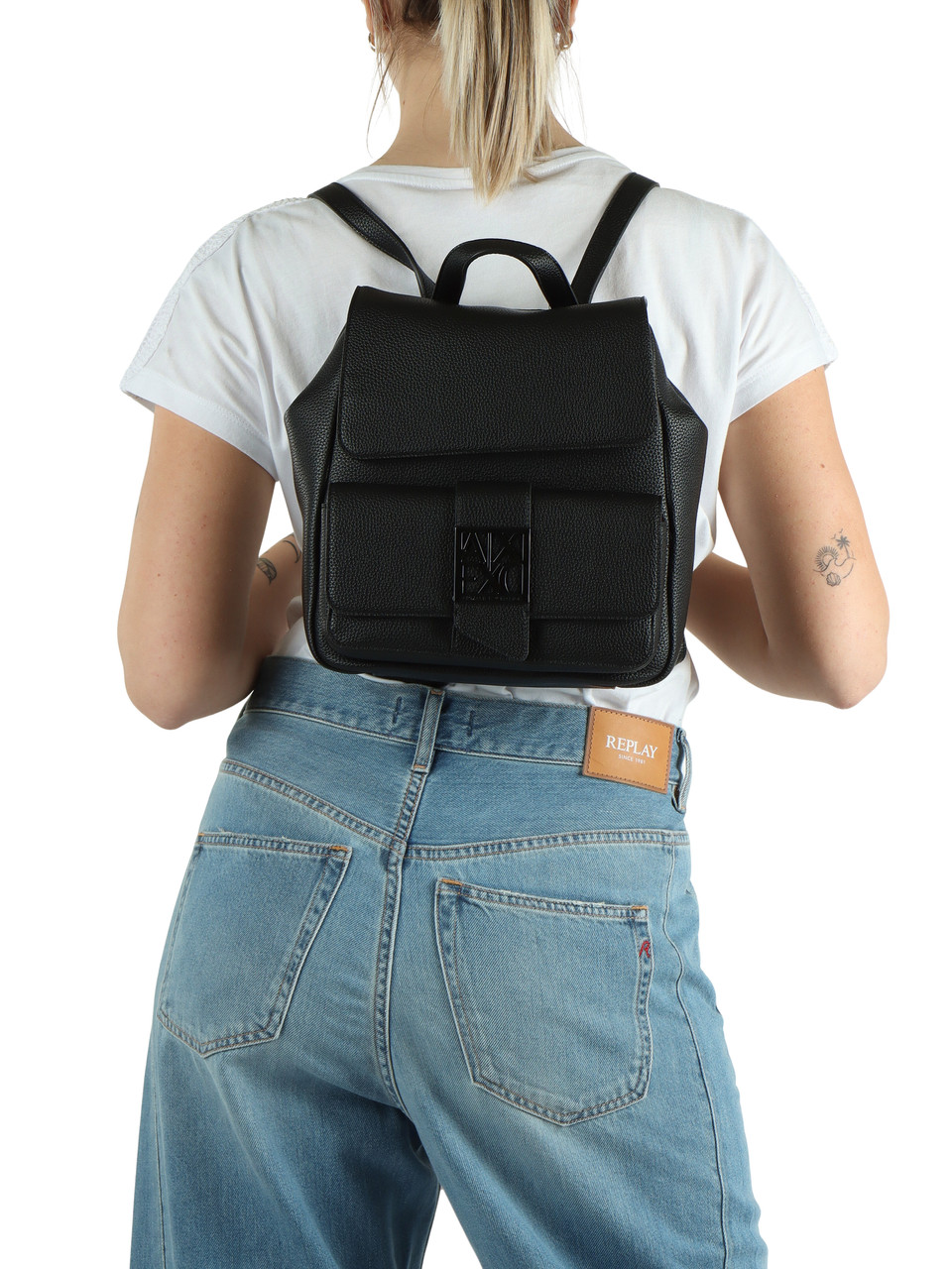 SCHWARZ | Gehämmertes Rucksack mit Logo-Plakette auf der Vorderseite