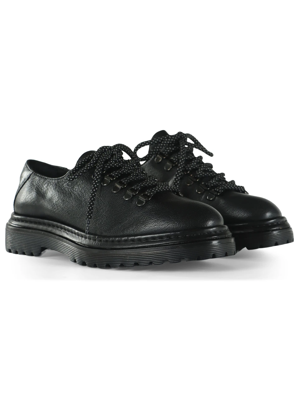 NERO | Stringata in pelle con allacciatura stile trekking