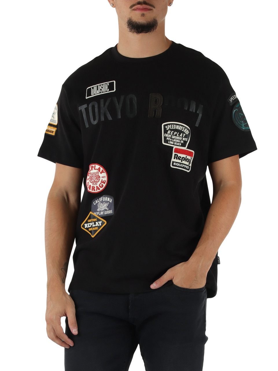 NERO | T-shirt in cotone con stampe e patch a contrasto