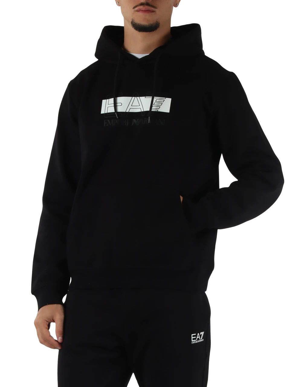 NERO | Felpa regular fit con cappuccio in misto cotone