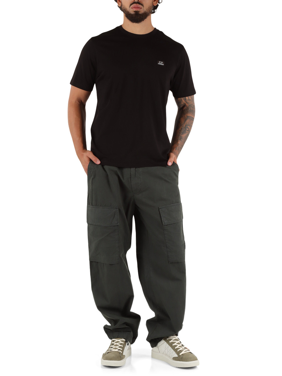 NERO | T-shirt in cotone con patch logo frontale