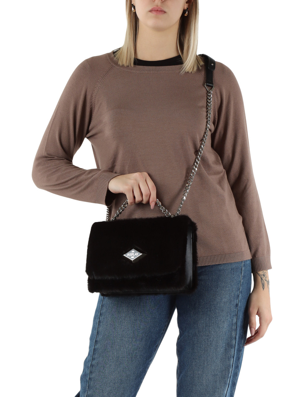 NERO | Borsa a tracolla in ecopelliccia con placca logo