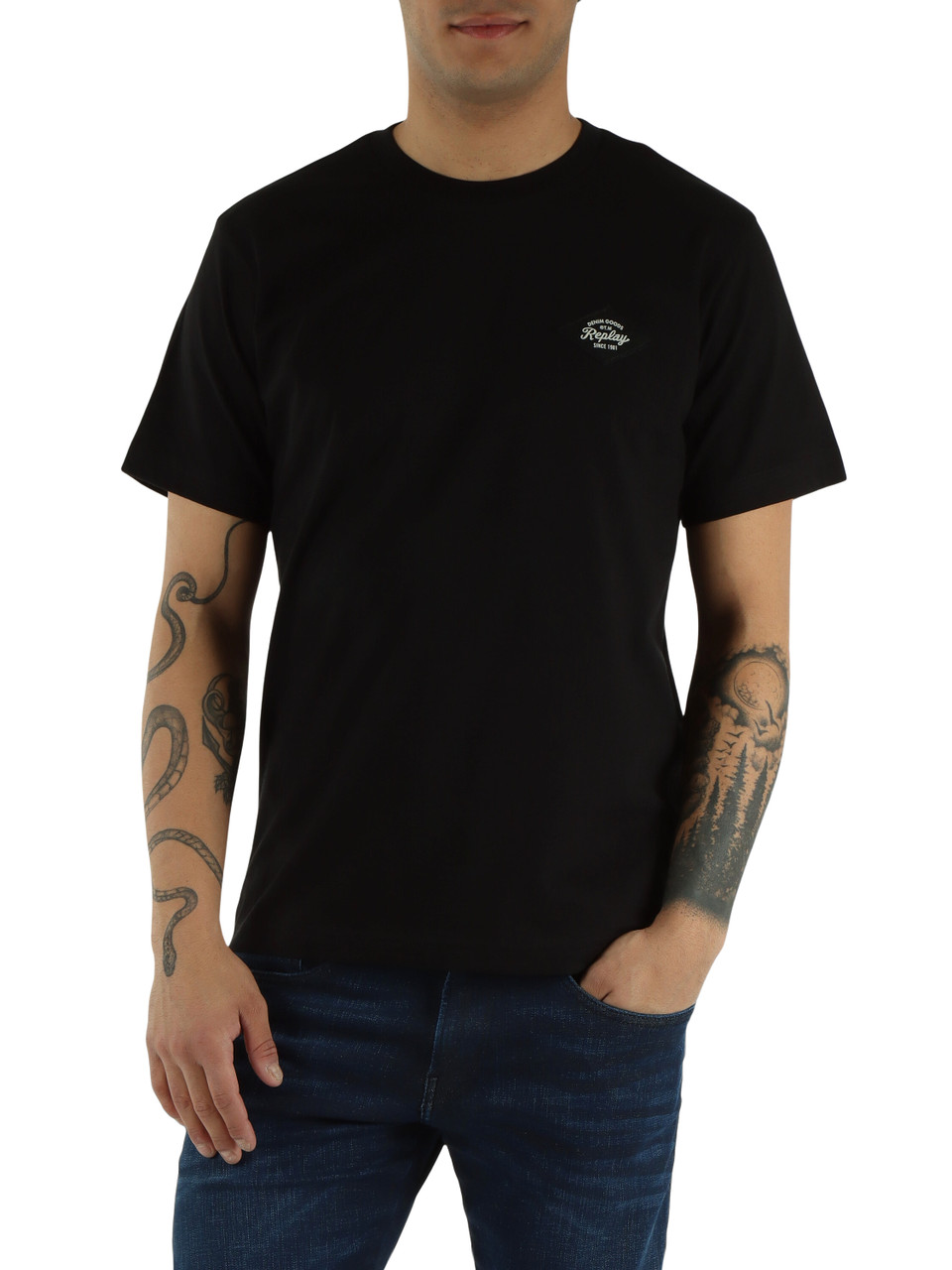 NERO | T-shirt in cotone con patch logo frontale