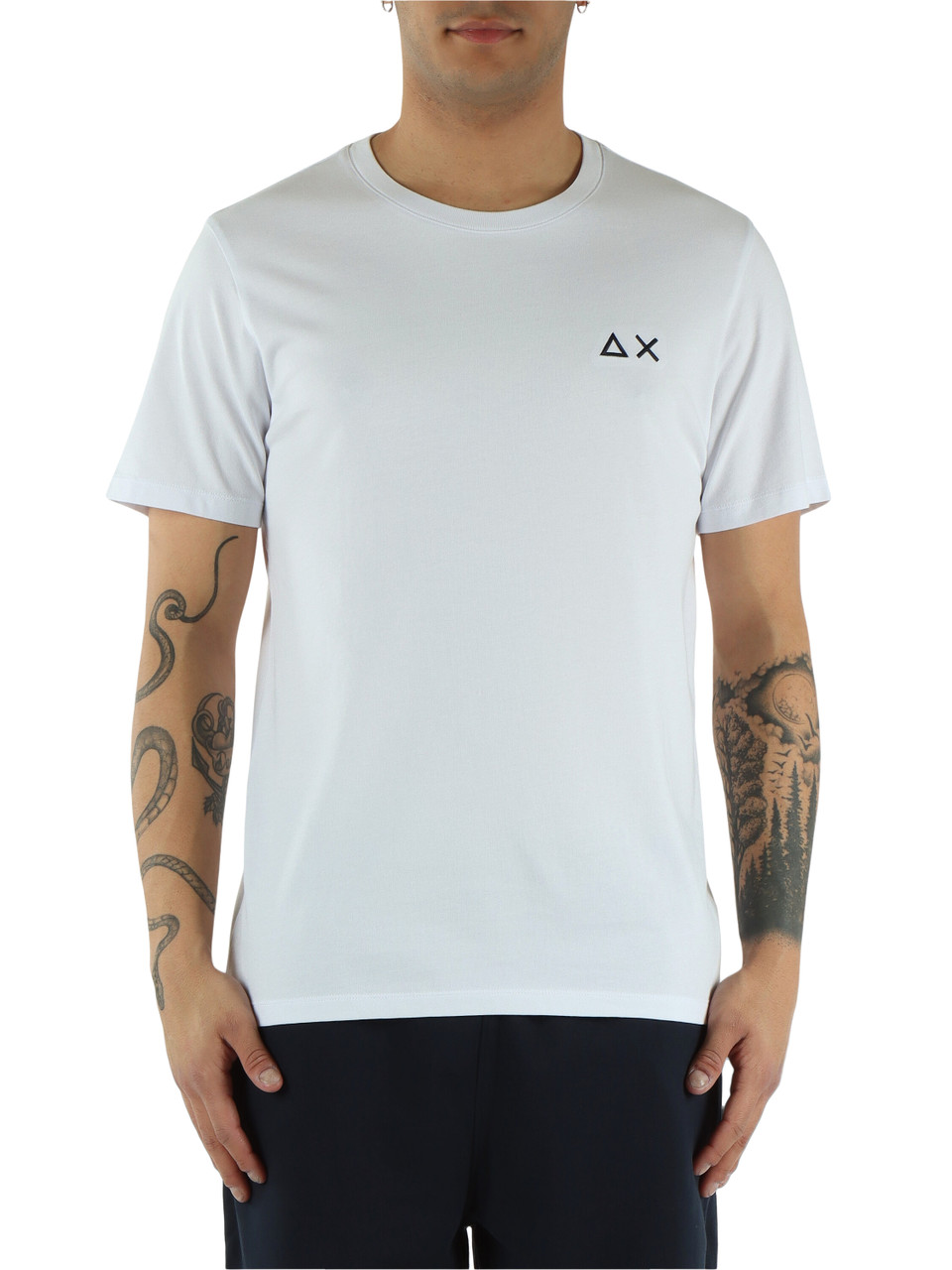 WEISS | Baumwoll-T-Shirt mit gesticktem Logo auf der Vorderseite