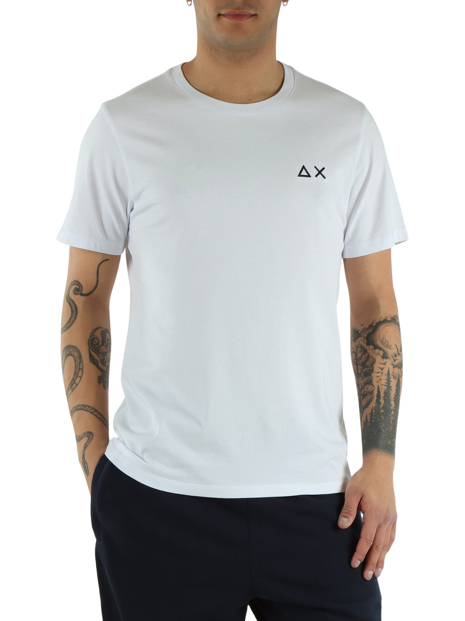 WEISS | Baumwoll-T-Shirt mit gesticktem Logo auf der Vorderseite