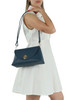 BLAU | Schultertasche aus genarbtem Leder NIKLA Medium