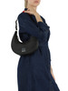 NERO | Borsa mezza luna effetto rafia con patch logo