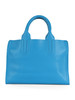 HELLBLAU | Mittelgroße Handtasche in gehämmerter Optik mit geprägtem Logo