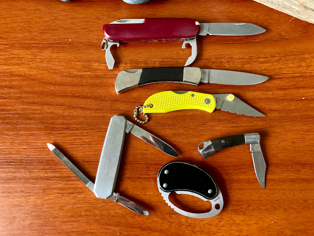 Group of 6 small folding knives
