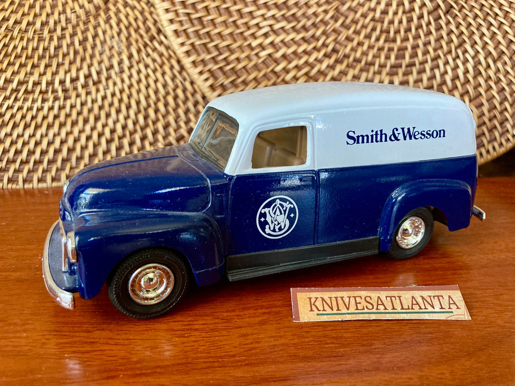 ERTL 1951 GMC Panel Van Bank ~ Smith & Wesson (B410) ~ Vintage 1994