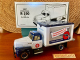 Smith & Wesson 1957 International Harvester R-190 Dry Goods Van (18-1218) ~ Vintage 1994