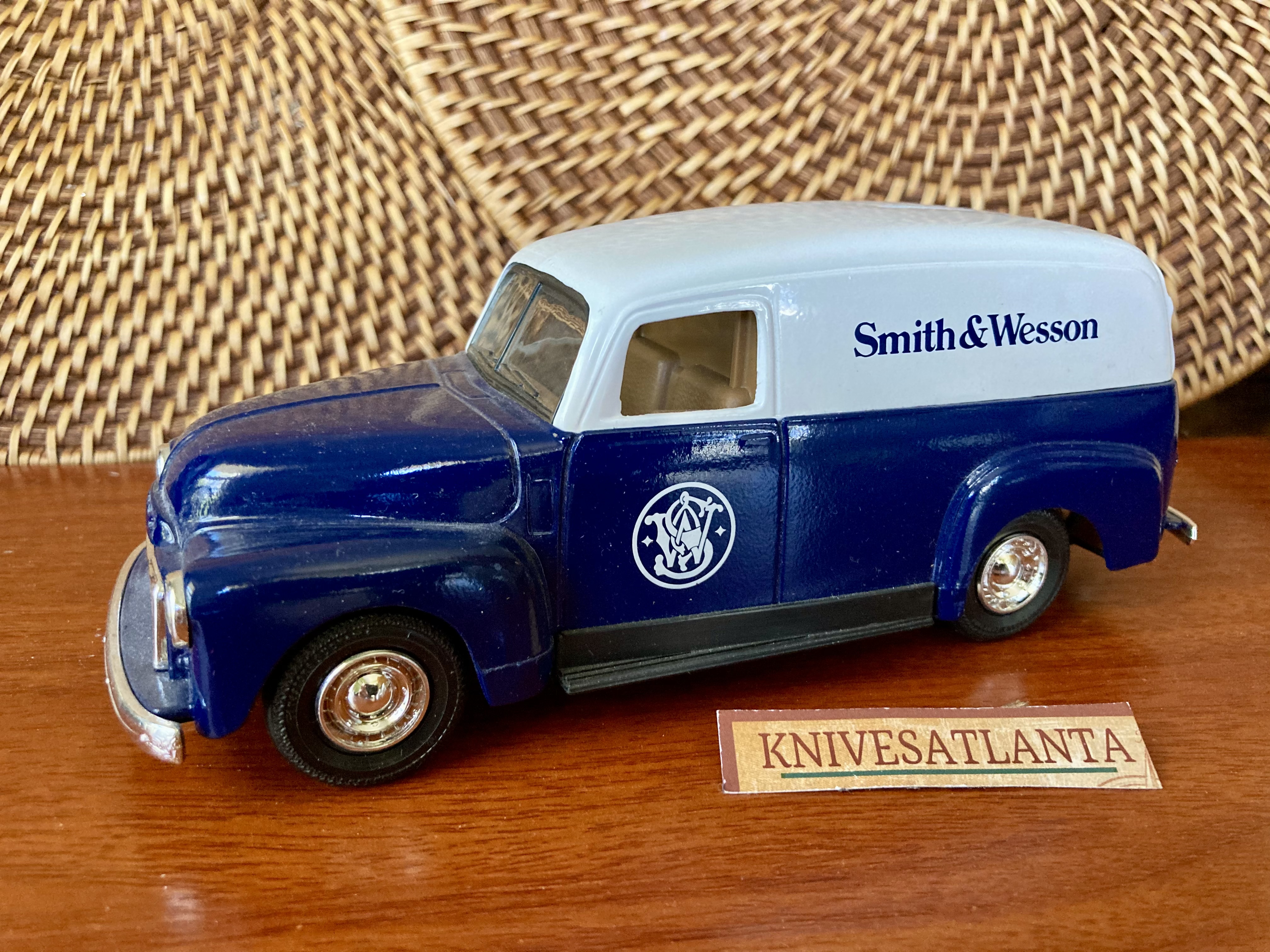 ERTL 1951 GMC Panel Van Bank ~ Smith & Wesson (B410) ~ Vintage 1994