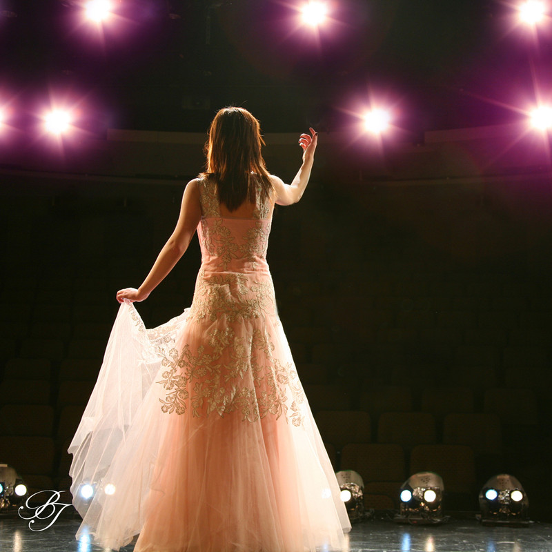 6 Luxurious Gifts to Fill the 2017 Emmy Awards Swag Bag 6 Luxurious Gifts to Fill the 2017 Emmy Awards Swag Bag