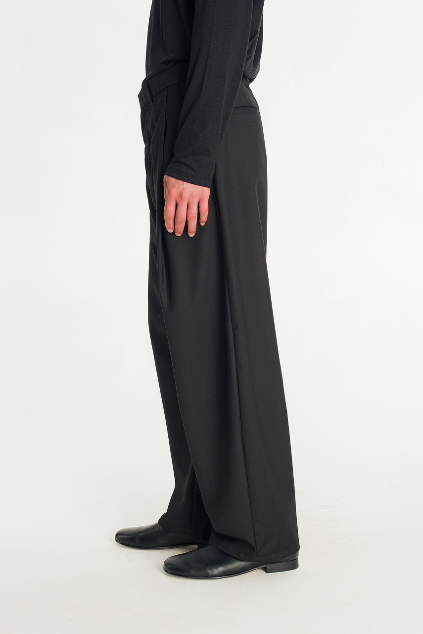 Menswear | Curved Pleated Slacks, Black
