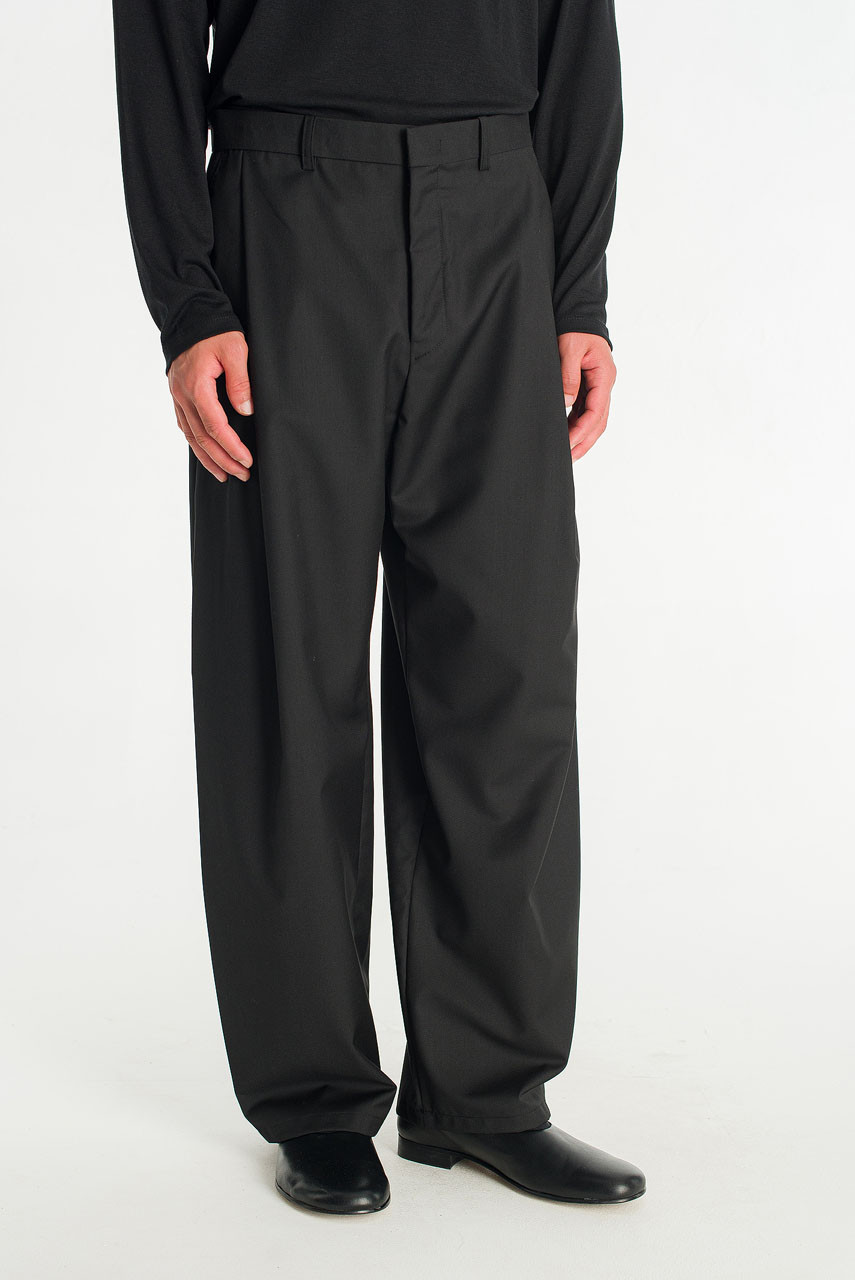 Menswear | Curved Pleated Slacks, Black