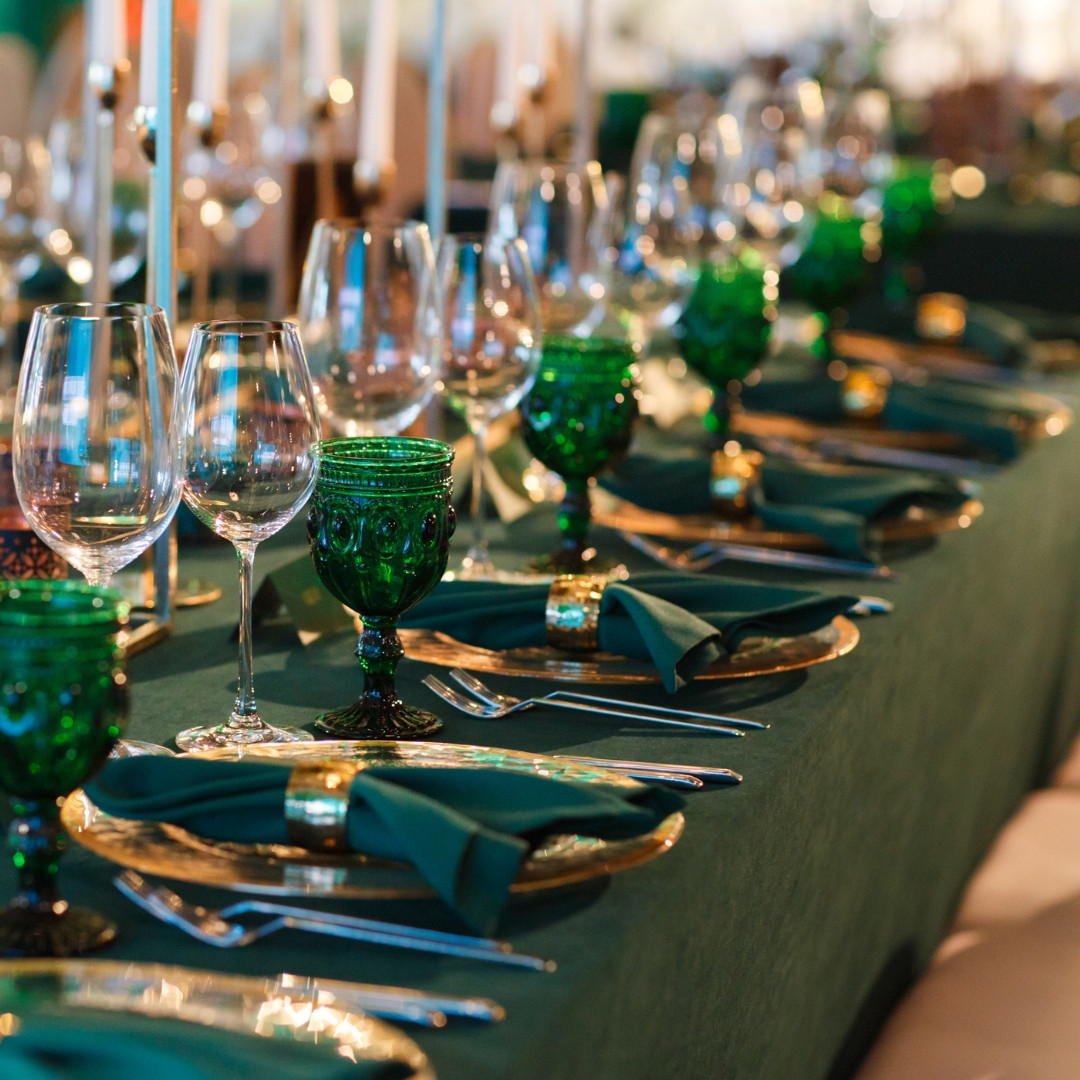 20 Inch Polyester Cloth Napkins Hunter Green in use