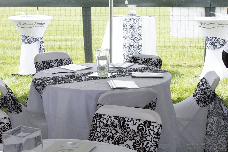 Flocking Damask Table Runners in use