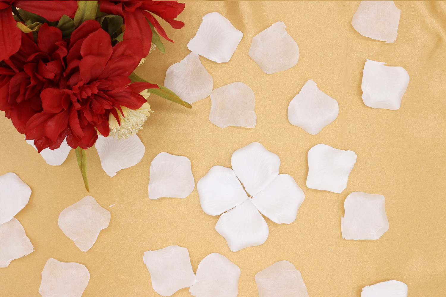 100 pcs Silk Rose Petals White