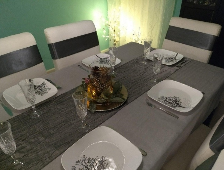 Dark Silver Table Runners, Platinum Crinkle Taffeta Table Runner for Weddings in use