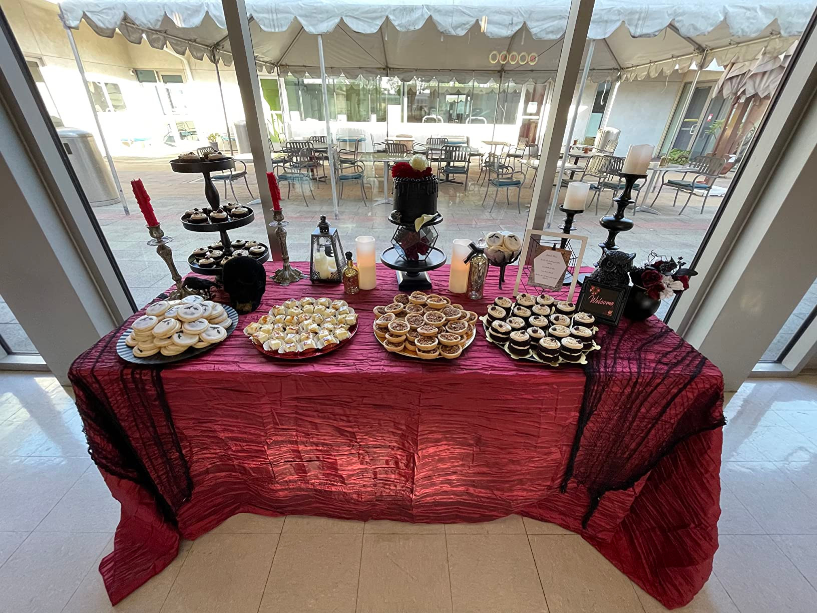 90 x 132 inch Rectangular Crinkle Taffeta Tablecloths Burgundy in use