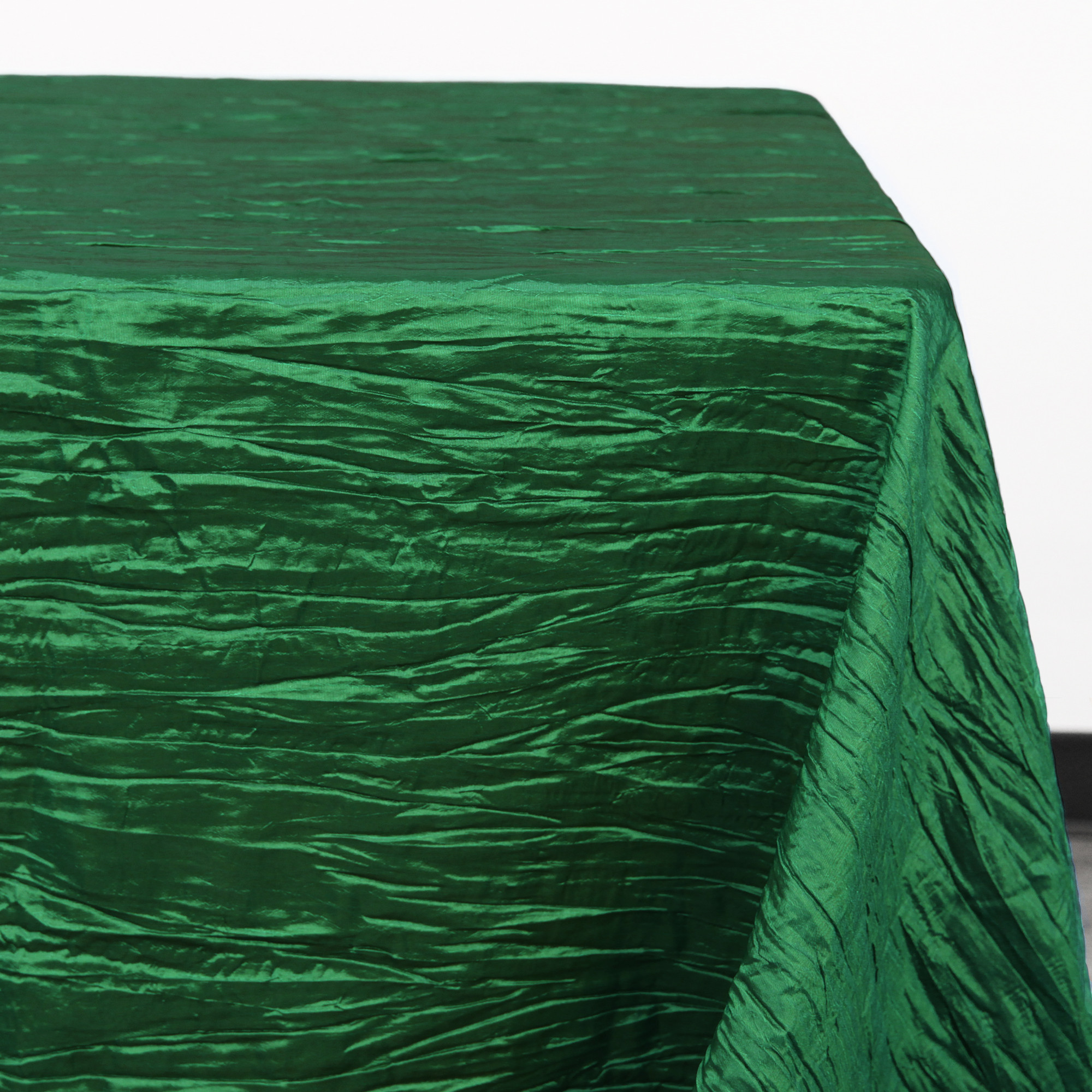 90 x 132 inch Rectangular Crinkle Taffeta Tablecloth Hunter Green corner