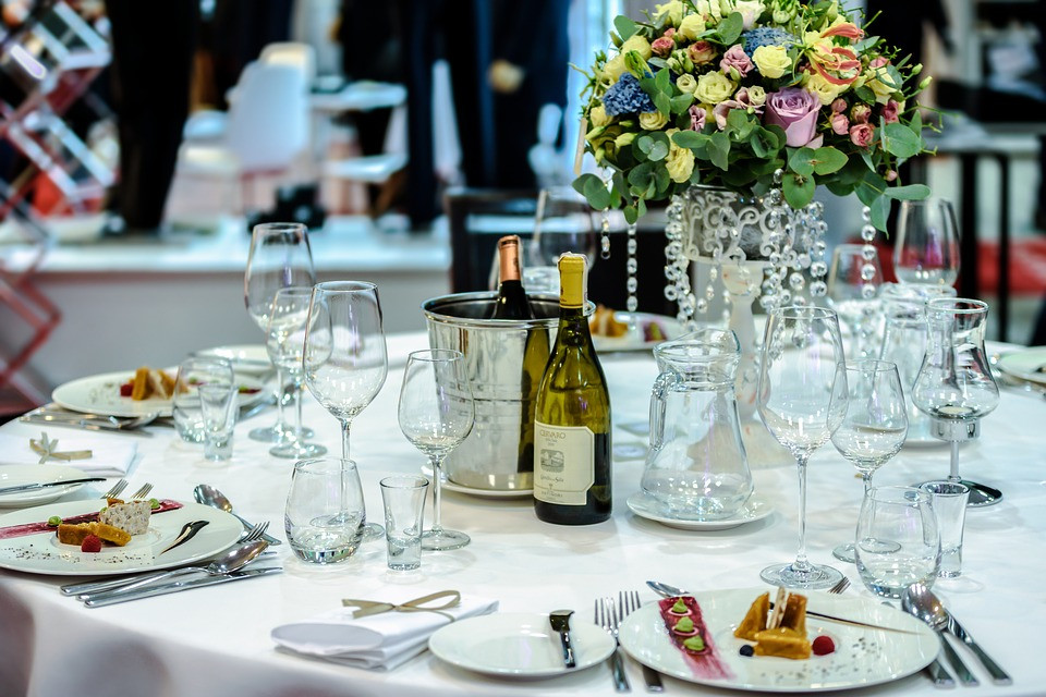 Table Linen Buying Guide: Choosing the Right Material For Your Event