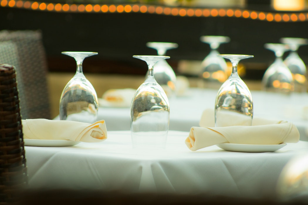 8 Ways to Wash and Maintain Table Linen at Restaurants