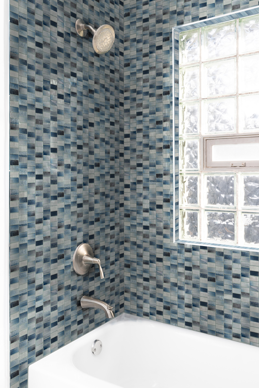 Extant Emerald 1x2 Pool Mosaic Glass Tile
