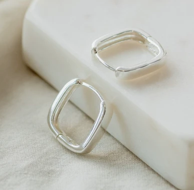 PETITE SQUARE HOOPS SILV
