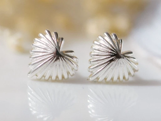 SEASHELL HEART STUDS SILV