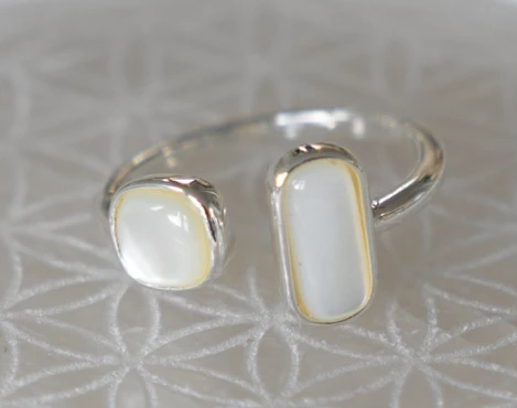 STONE SISTER RING  SILV MOP