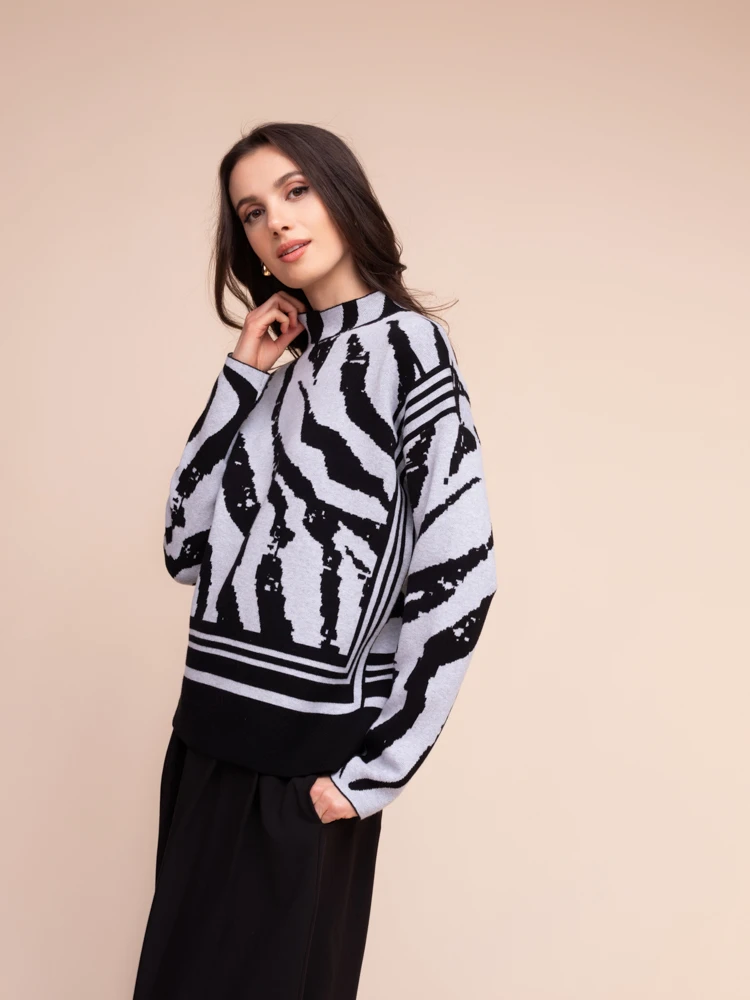MOCK NECK FUNNEL SWEATER BK/WH PRINT A48243