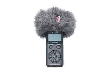 055413 Tascam DR-07 MKII Mini Windjammer in use 055413 Tascam DR-07 MKII Mini Windjammer in use