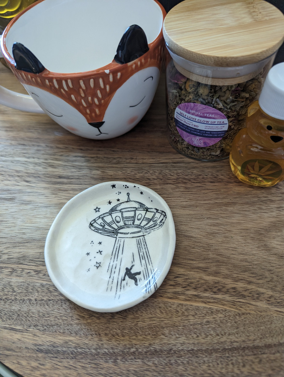 https://cdn11.bigcommerce.com/s-bdiimxp2v3/images/stencil/1280x1280/products/273/969/CryBaby_CBD_Tea_Spoon_Rest_ALIEN_1__12386.1682636426.jpg?c=1?imbypass=on