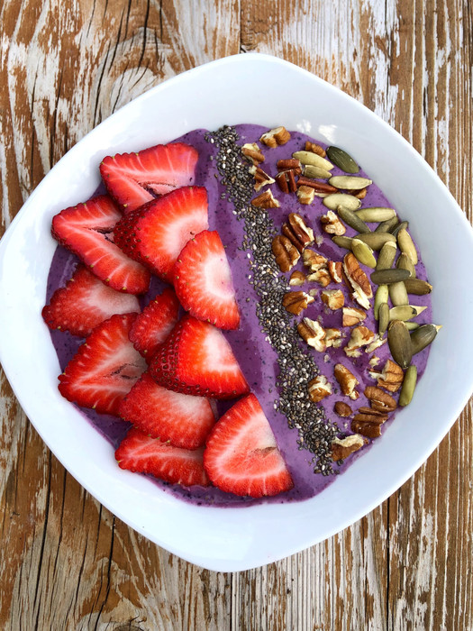 ​This Protein-Packed Smoothie Bowl Is Lower in Carbs, but It's High in Vibrant Berry Flavor
