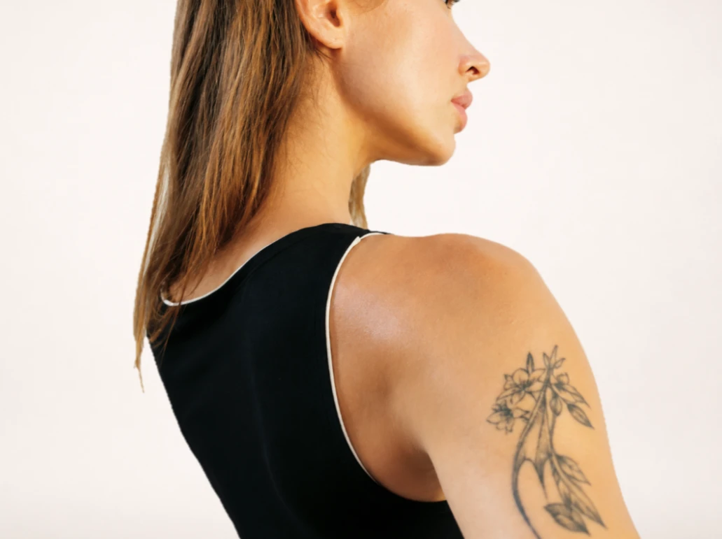 Side view of ELUVARE black reversible top with a clean fitted silhouette