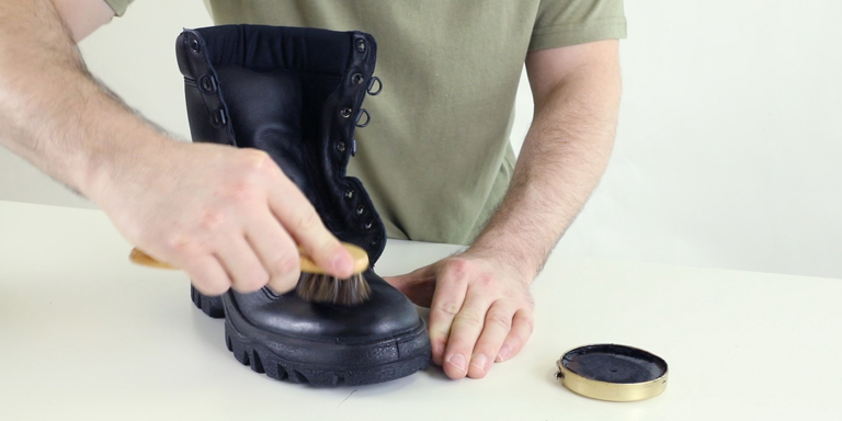 How To Polish Military Tactical Boots Step 02