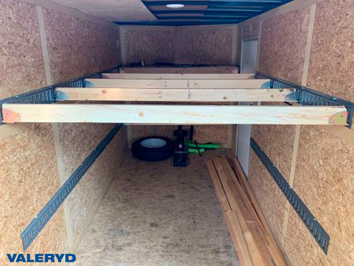 E track s utičnicom od drvene grede