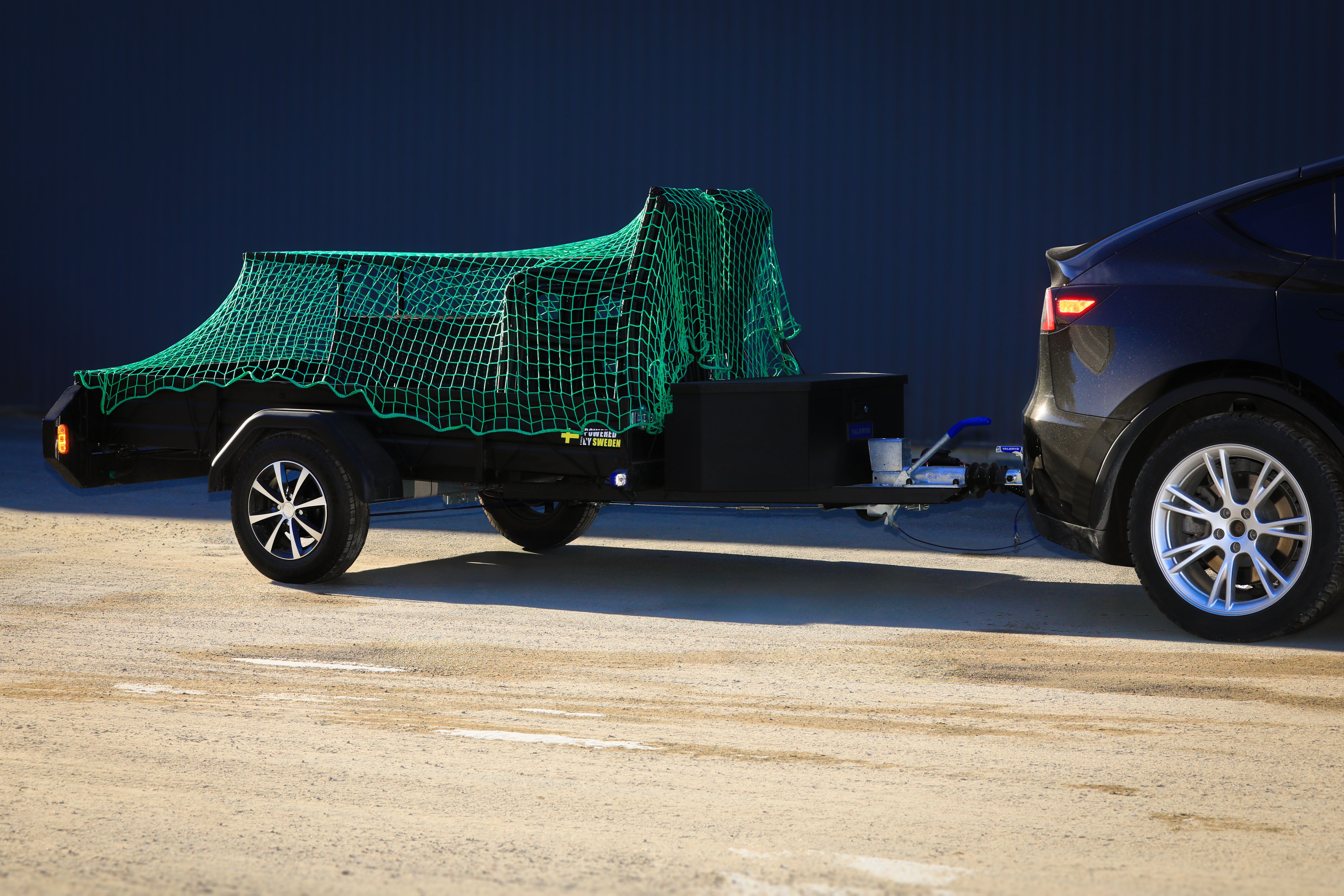 Valeryd ist ein führender Anbieter von Ersatzteilen und Zubehör für viele Arten von Anhängern, Wohnwagen, Pferdetransportern und Bootsanhängern. Mit langjähriger Erfahrung und einem breiten Produktsortiment bieten wir Lösungen, die höchsten Ansprüchen an Sicherheit, Qualität und Funktion gerecht werden. In unserem Sortiment finden Sie alles – von Bremsenteilen, Stützrädern und Achsen bis hin zu Beleuchtung, Reflektoren, Gasdruckfedern und elektrischen Systemen.  Unsere Produkte sind so konzipiert, dass sie zu vielen verschiedenen Fahrzeugtypen passen und auch unter anspruchsvollen Bedingungen zuverlässig und langlebig funktionieren. Darüber hinaus führen wir speziell entwickelte Komponenten für Pferdetransporter und Bootsanhänger – Fahrzeuge, bei denen Zuverlässigkeit und Haltbarkeit besonders wichtig sind.  Unser Sortiment umfasst sowohl Standardlösungen als auch spezialisierte Produkte, sodass es einfach ist, das passende Teil zu finden. Valeryd arbeitet eng mit Händlern und Werkstätten zusammen, um sicherzustellen, dass die richtigen Produkte genau dort verfügbar sind, wo sie benötigt werden. Dank starker Partnerschaften und hoher technischer Kompetenz können wir Produkte und Support auf höchstem Niveau anbieten.  Mit Fokus auf Entwicklung, Verfügbarkeit und Qualität hat sich Valeryd für viele in der Branche als erste Wahl etabliert. Wir erneuern und verbessern unser Sortiment kontinuierlich, um den sich wandelnden Anforderungen des Marktes gerecht zu werden.  Valeryd – Ersatzteile, auf die Sie sich verlassen können.