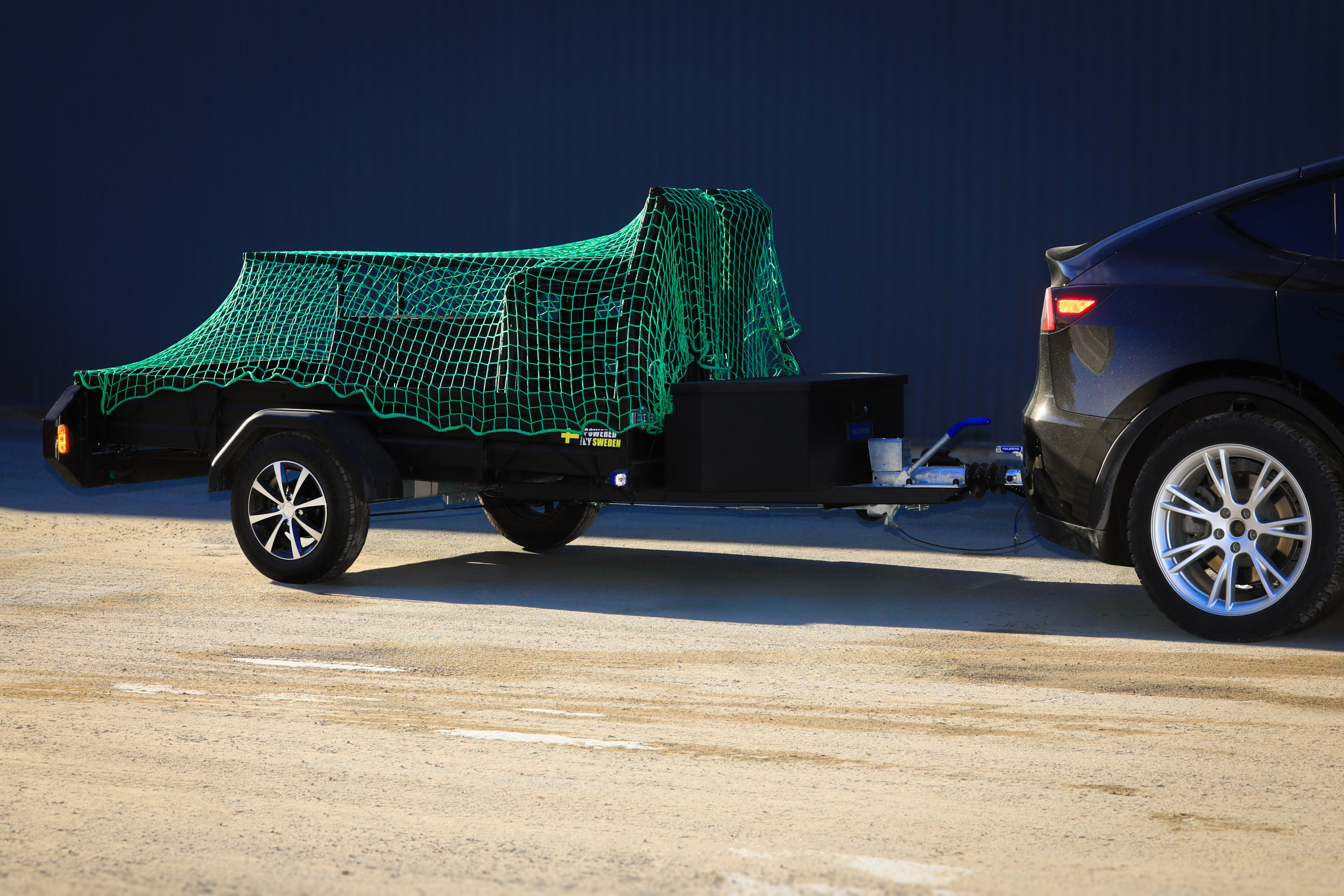 Valeryd je vodeći dobavljač rezervnih dijelova i dodatne opreme za razne vrste prikolica, kamp-kućica, konjskih i brodskih prikolica. S dugogodišnjim iskustvom i širokim asortimanom proizvoda nudimo rješenja koja zadovoljavaju najviše zahtjeve u pogledu sigurnosti, kvalitete i funkcionalnosti.  U našem asortimanu pronaći ćete sve – od kočionih dijelova, nosača kotača i osovina do rasvjete, reflektora, plinskih opruga i električnih sustava. Naši proizvodi su dizajnirani tako da odgovaraju različitim vrstama vozila i pouzdano funkcioniraju čak i u zahtjevnim uvjetima.  Osim toga, nudimo posebno razvijene komponente za konjske i brodske prikolice – vozila za koja su pouzdanost i trajnost od posebne važnosti. Naš asortiman uključuje standardna i specijalizirana rješenja, što olakšava pronalazak odgovarajućeg dijela.  Valeryd blisko surađuje s trgovcima i radionicama kako bi osigurao dostupnost pravih proizvoda tamo gdje su potrebni. Zahvaljujući snažnim partnerstvima i visokoj tehničkoj stručnošću, možemo ponuditi proizvode i podršku na najvišoj razini.  S fokusom na razvoj, dostupnost i kvalitetu, Valeryd je postao prvi izbor mnogih u industriji. Kontinuirano obnavljamo i poboljšavamo naš asortiman kako bismo odgovorili na promjenjive zahtjeve tržišta.  Valeryd – rezervni dijelovi na koje se možete osloniti.