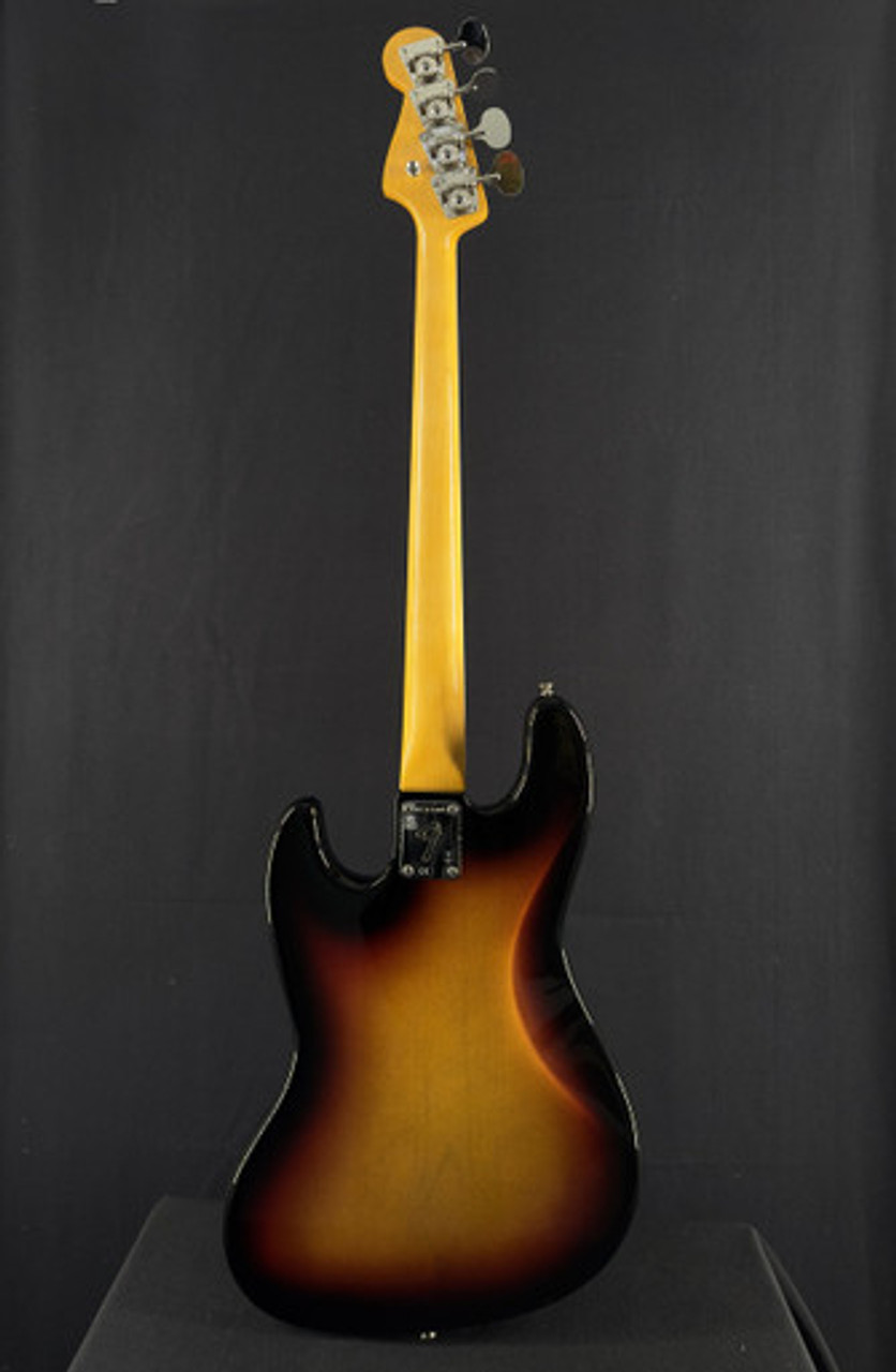 Fender American Vintage II 1966 Jazz Bass with Rosewood Fingerboard in 3-Tone Sunburst